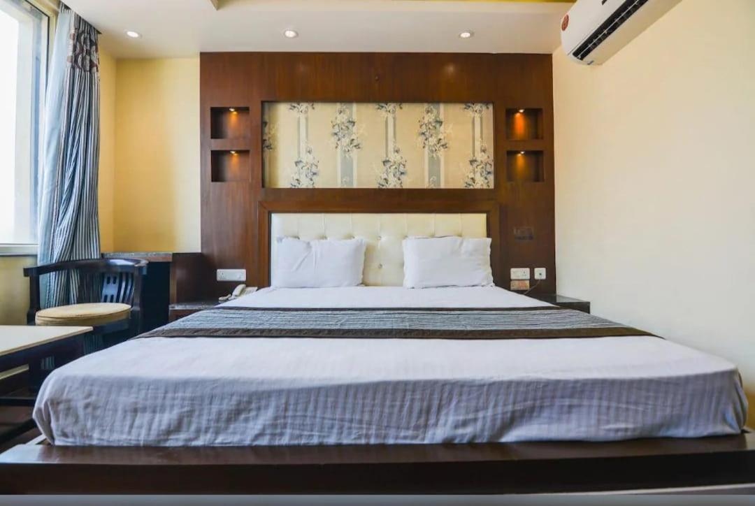 Hotel Opulence Pathānkot Екстериор снимка